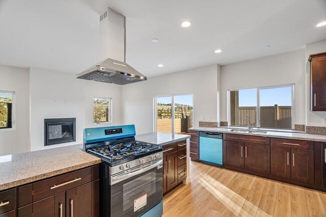 Building Photo - 5 Bedroom house with view