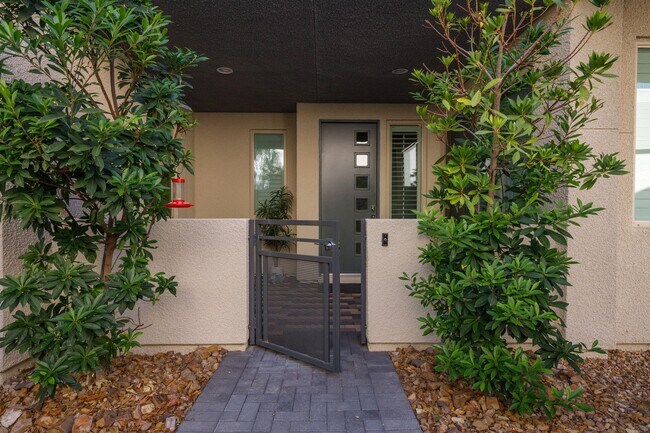 Building Photo - Luxury Summerlin townhome in resort style gated community