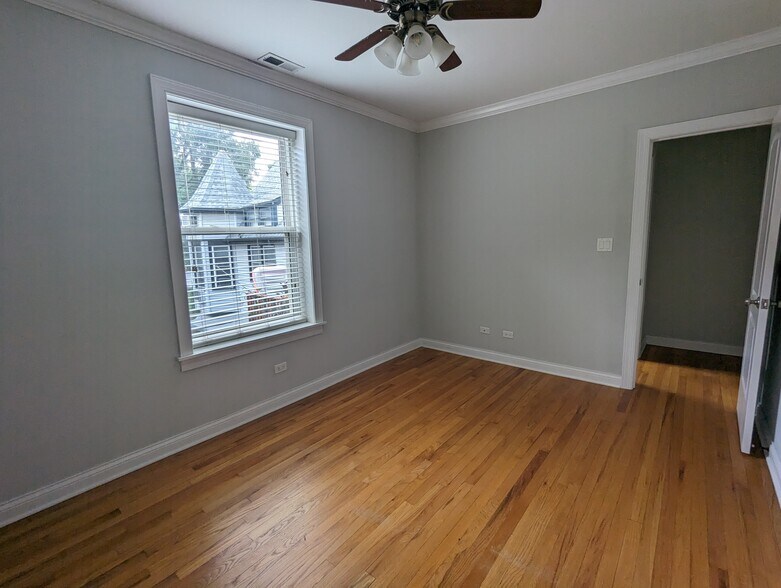 Building Photo - 3808 N Marshfield Ave