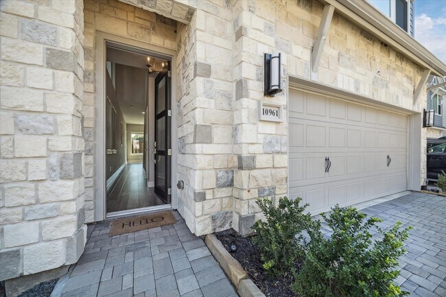 Building Photo - 10961 Hewitt Cliff Ln