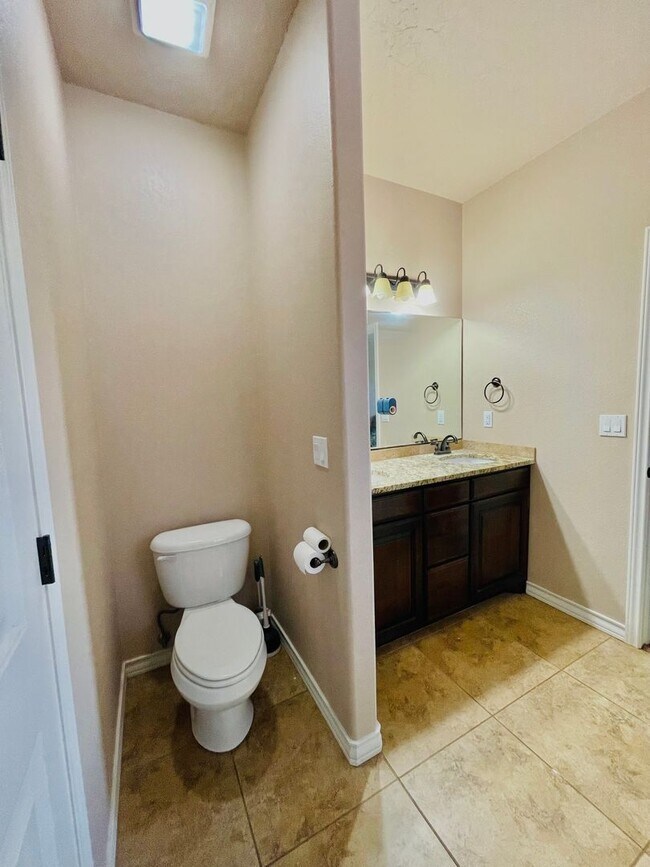 Building Photo - 4 Bedroom, 2 Bath -