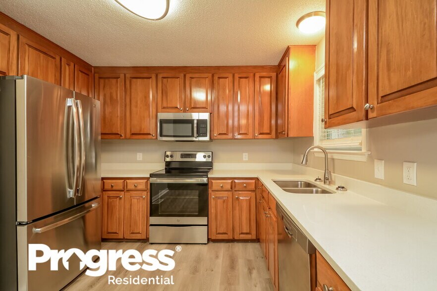 Building Photo - 121 Westonridge Run