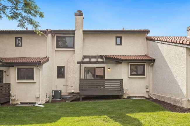 Building Photo - Conveniently Located Townhome with Garage ...