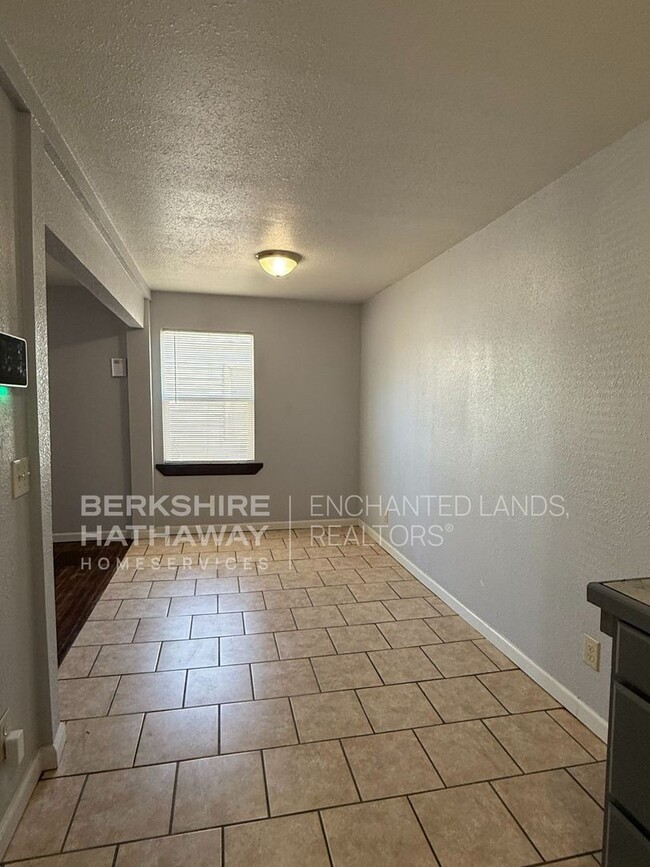 Building Photo - Spacious 3 Bed/2 Bath, second living area,...