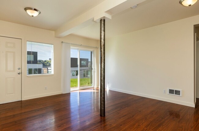 Building Photo - Sun-Filled 2BR/2BA Retreat w/ Split Layout, In-Unit W/D & Parking – Spacious 1,009 Sq Ft!