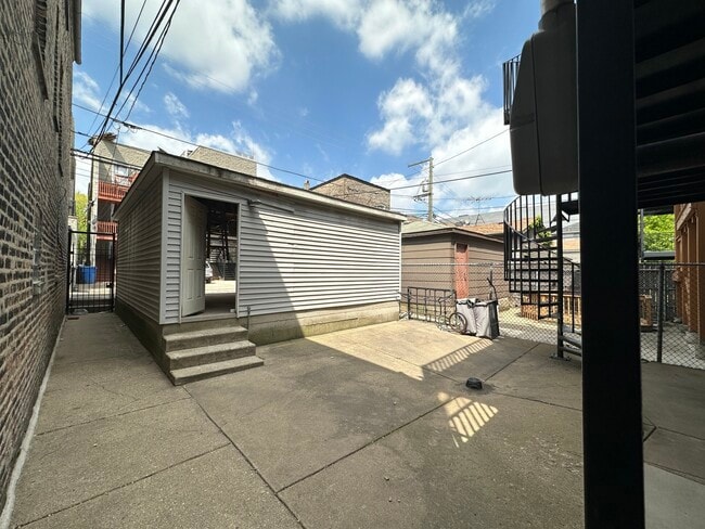 Building Photo - 1516 N Greenview Ave