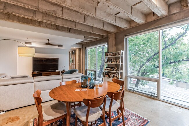 Building Photo - 1115 S Alamo St