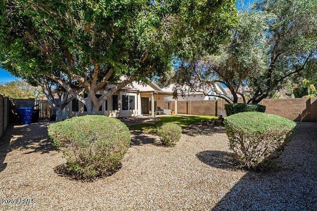 Building Photo - 213 W Caroline Ln