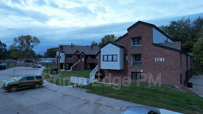 Building Photo - 1741 Ridgehaven Ct