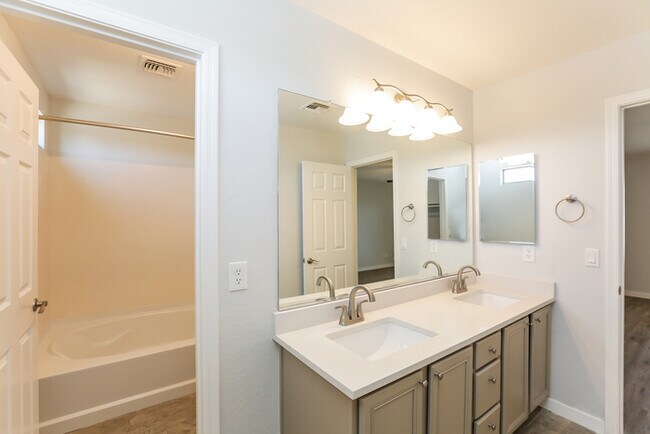 Building Photo - 1711 E Megan Dr