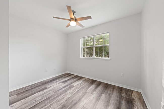 Building Photo - Beautifully Updated Townhouse in Niceville!