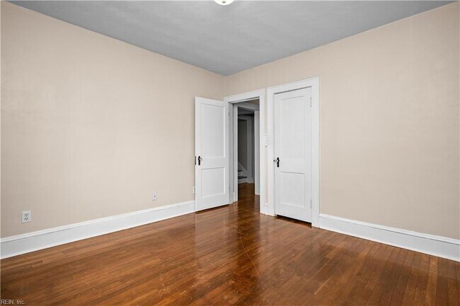 Building Photo - 3537 Buckingham St