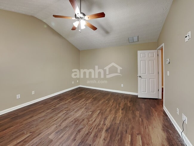 Building Photo - 2175 Village Green Dr