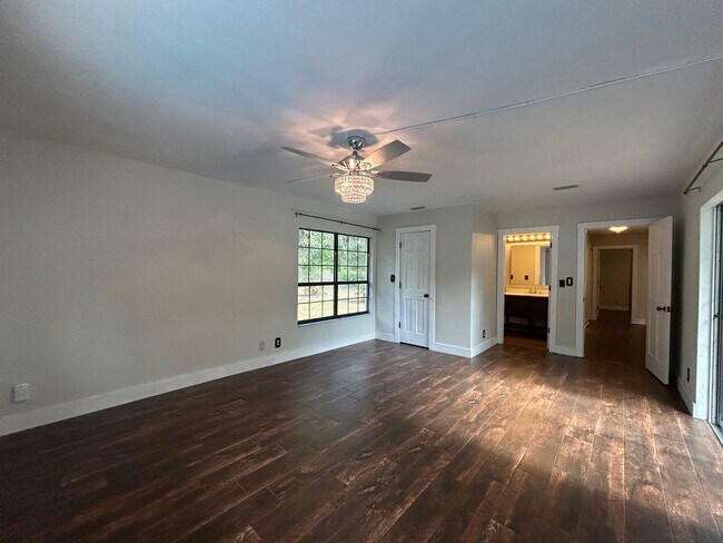 Building Photo - STUNNING 4BR/2BA Home with PRIVATE POOL & ...