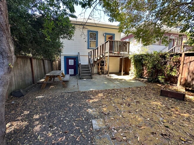 Building Photo - Great Home Located in the Pill Hill Neighborhood