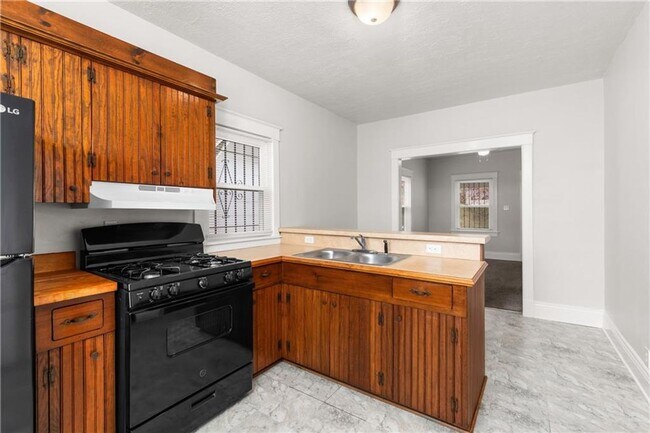 Building Photo - Charming Renovated 2 Bedroom Bungalow