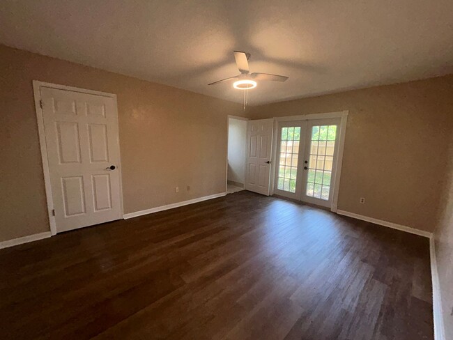 Building Photo - 400 Plumosa Ave