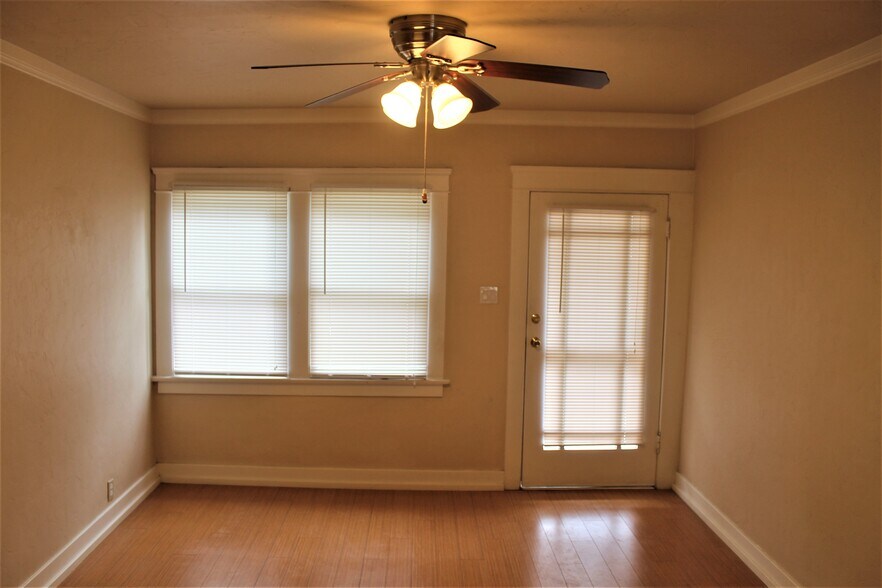 Building Photo - 323 W Glenoaks Blvd