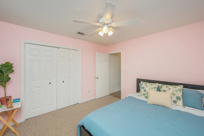 Building Photo - 4 Bedroom 2 bathroom