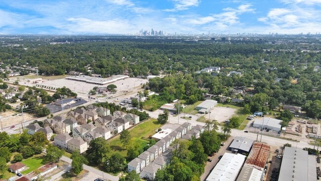 Building Photo - 3360 Pinemont Dr