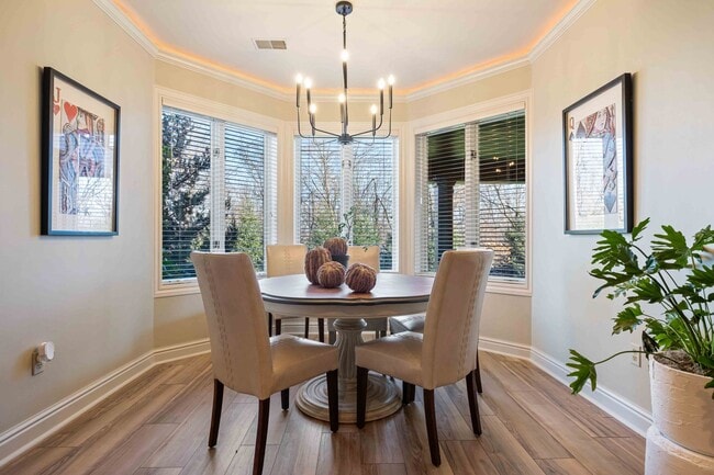 Building Photo - Fully-Furnished Luxurious Home in Nevillewood
