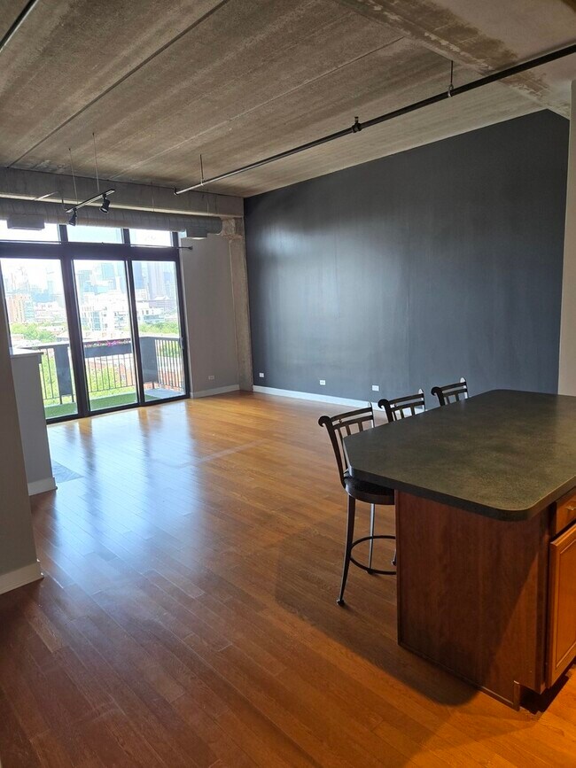 Building Photo - 811 W 15th Pl