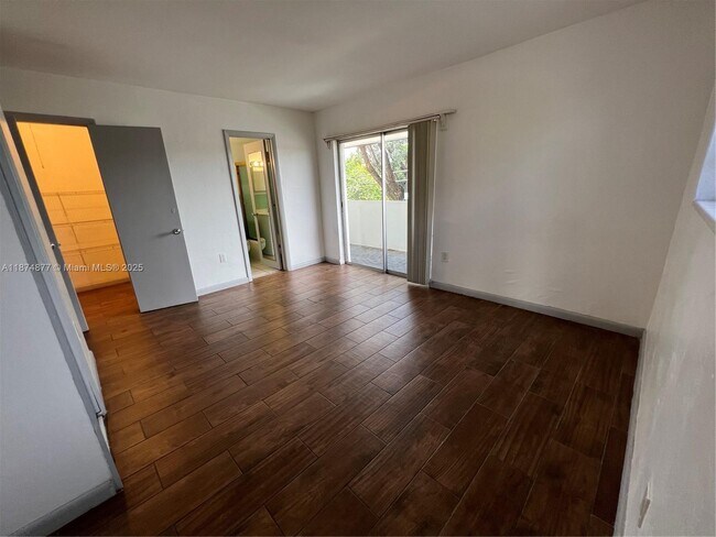 Building Photo - 465 S Royal Poinciana Blvd
