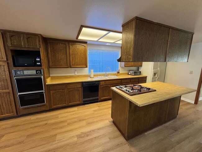 Building Photo - Spacious Central Ventura Home