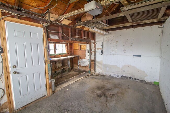 Building Photo - 2 BR 1 BA North Colonie Schools