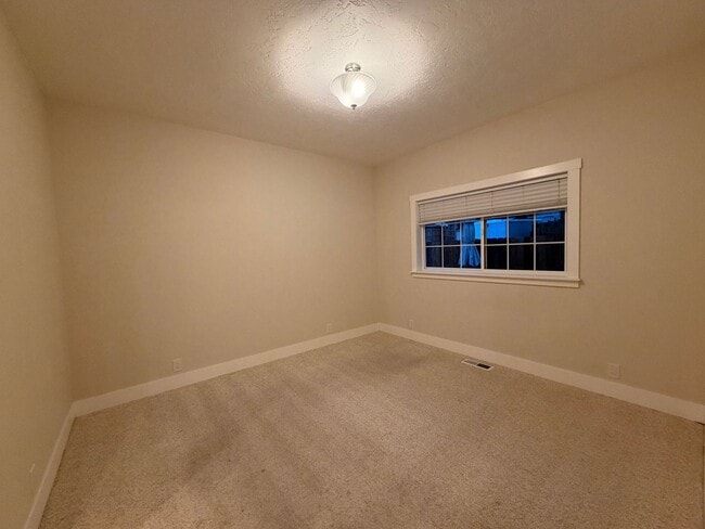 Building Photo - Dual Primary Suite's. 2 Bedroom / 2.5 Bathroom Single Level Home in NE Bend - PENDING APPLICATION