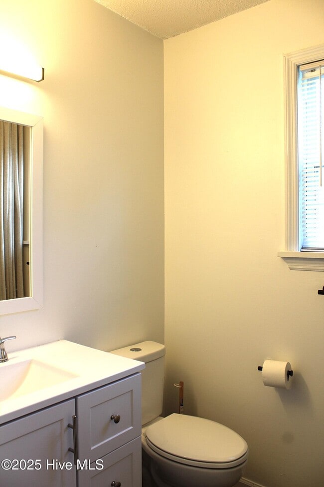 Building Photo - 209 Quarter Horse Ln