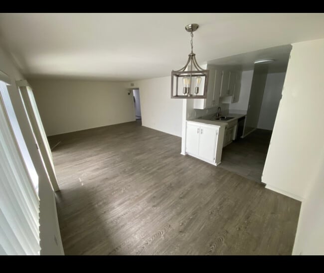 Building Photo - 105 N Croft Ave