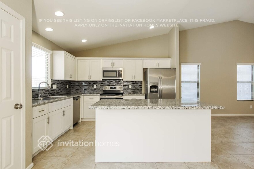 Building Photo - 13693 W Cottonwood St