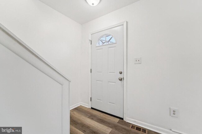 Building Photo - 800 Stoll St