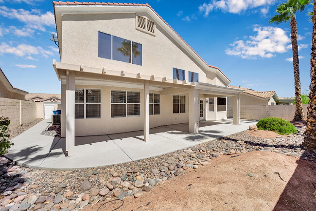 Building Photo - Spacious 4-bedroom, 3-car garage home feat...