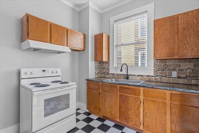 Building Photo - Spacious 2BR/1BA Lower-Level Apartment Near Downtown Savannah