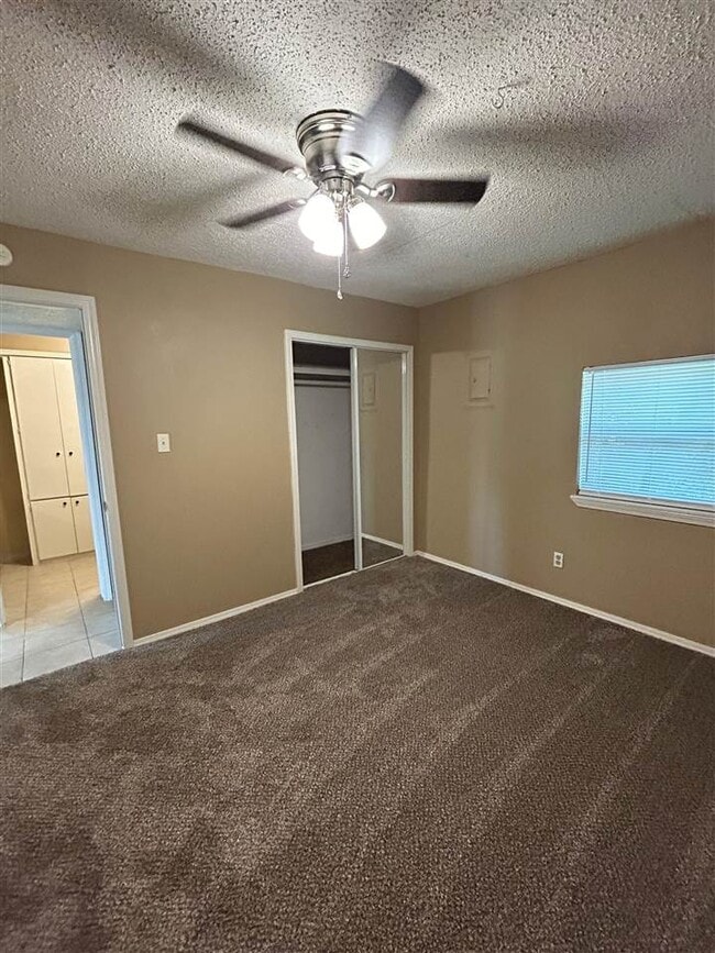 Building Photo - 6202 NW Elm Ave