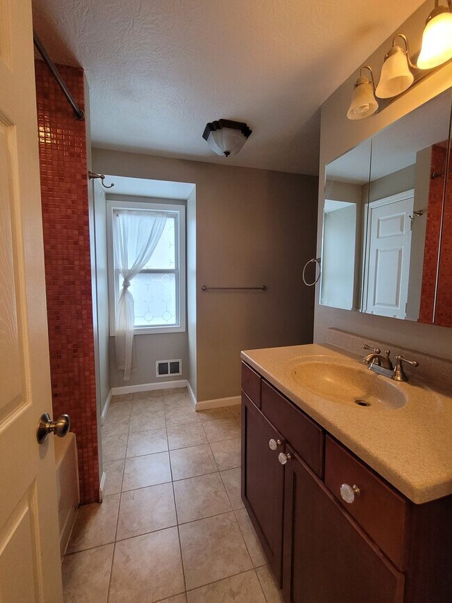 Building Photo - Beautiful 2 Bedroom Home in South Side - C...