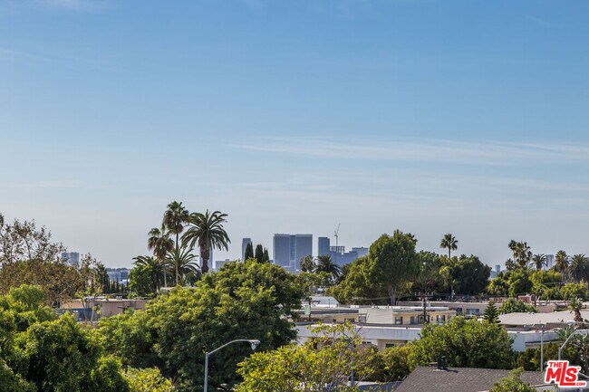 Building Photo - 1318 N Vista St