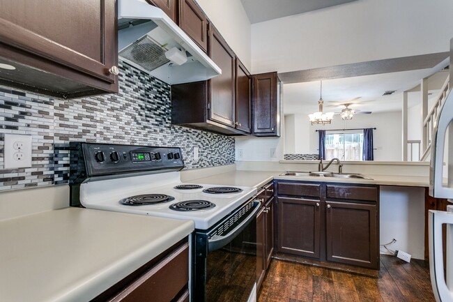 Building Photo - UPDATED 2-BEDROOM TOWNHOME AT NORTH PARK T...