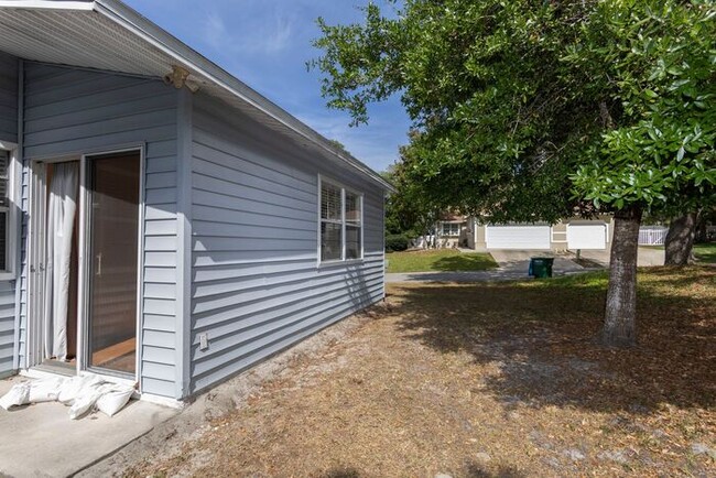 Building Photo - 2bedroom 2 bath townhouse with 2 car garage
