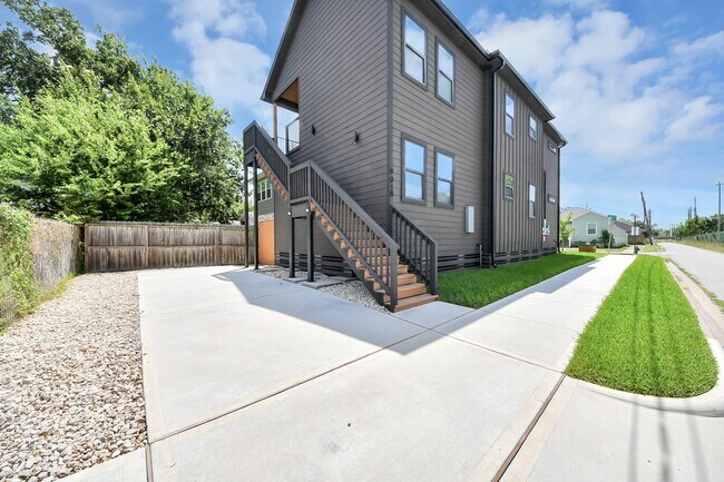 Building Photo - 801 E 32nd 1/2 St