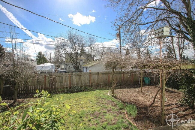 Building Photo - 315 W 27th St