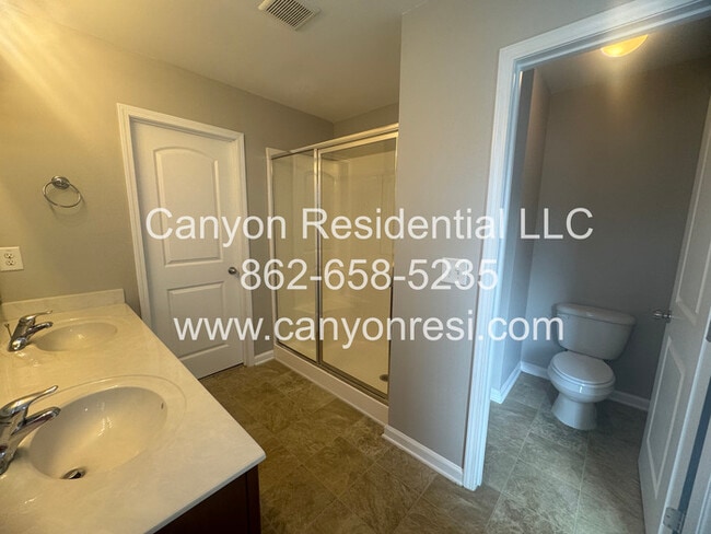 Building Photo - 2521 Spinnaker Dr