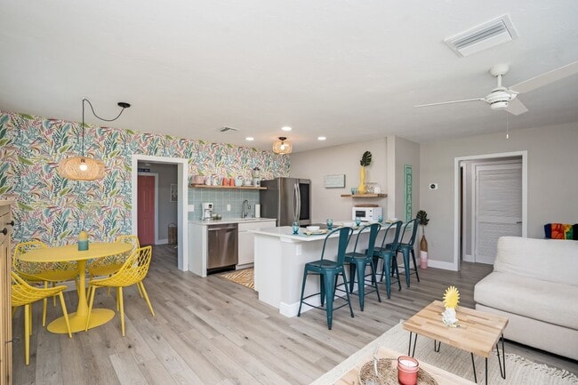 Building Photo - Monthly  FUN Furnished Bradenton, FL Rental VACA or Short term