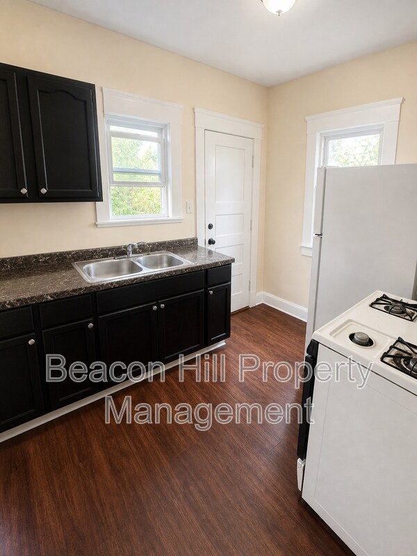 Building Photo - 9814 Dunlap Ave
