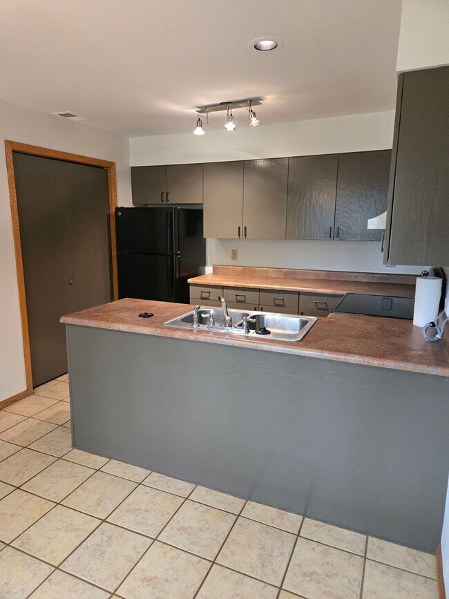 Building Photo - Super Clean and Private!