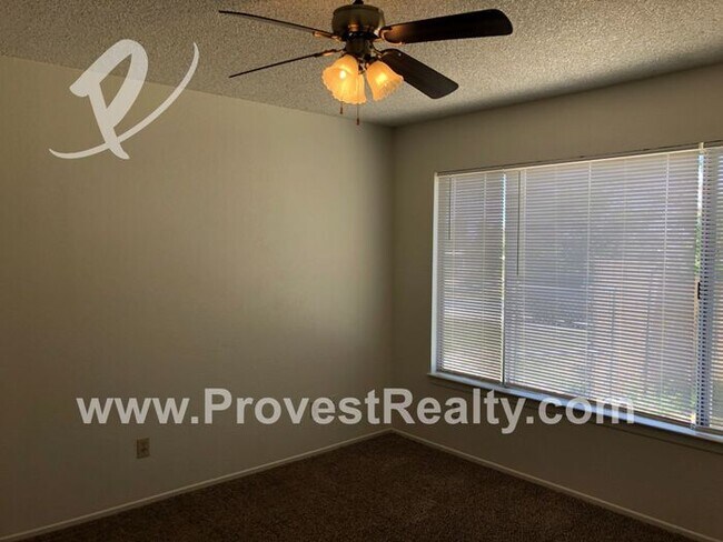 Building Photo - Cute 2 Bedroom 1.5 Bath Home in Victorvill...