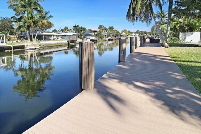 Building Photo - 2031 NE 14th Ct