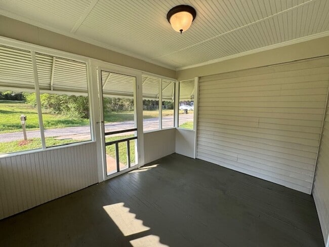 Building Photo - 505 E 5th St